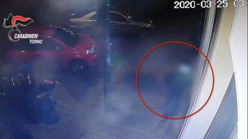 Rapinano un uomo mentre preleva farmaci di notte in via Nizza: arrestati dai carabinieri Rapinano un uomo mentre preleva farmaci di notte in via Nizza: arrestati dai carabinieri