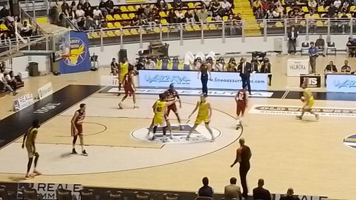 reale mutua basket - foto d'archivio reale mutua basket - foto d'archivio