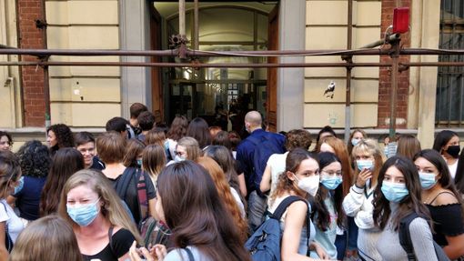 Si riparte al liceo classico "D'Azeglio": primi a entrare gli studenti del quarto ginnasio [VIDEO]