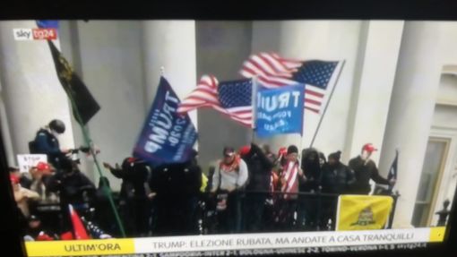 Manifestanti hanno assaltato il parlamento americano