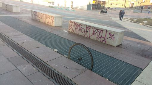 Piazza Valdo Fusi, la nuova "Excalibur" è una ruota di bicicletta (FOTO)