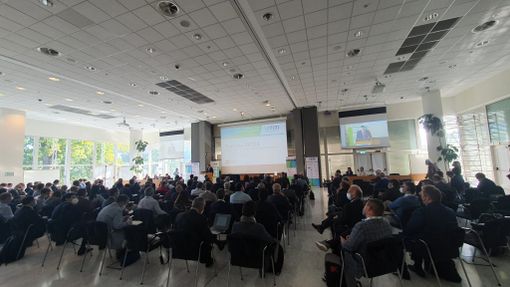 Sala con persone per presentazione evento Sala con persone per presentazione evento