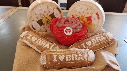 La salsiccia di Bra punta a invadere Torino: un weekend dedicato a carne, ma anche formaggio e pane tipico