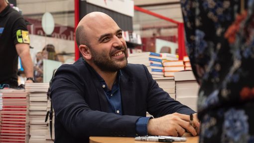 Liceo Vittoria, la tele didattica diventa anche "social": lunedì diretta Instagram con Roberto Saviano Liceo Vittoria, la tele didattica diventa anche "social": lunedì diretta Instagram con Roberto Saviano