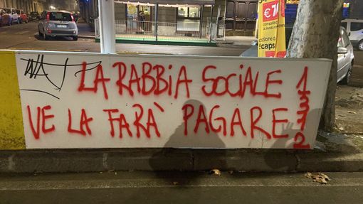 Le scritte lasciate dalla manifestazione anarchica