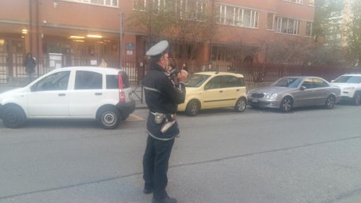 Sosta selvaggia davanti alla scuola elementare, la municipale arriva con le telecamere. Ma alcuni genitori potrebbero essere stati “avvertiti”