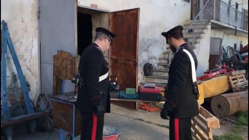 A Pinerolo un fermo per auto rubata e sequestri nel deposito di un casolare