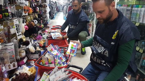 A Bussoleno oltre 4 mila prodotti non a norma sequestrati in un emporio