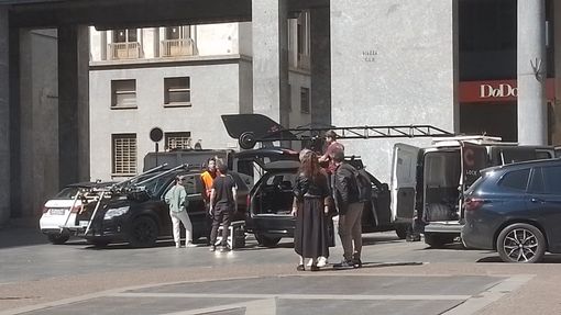 Macchine da presa in piazza Cln