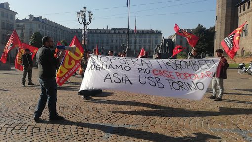 Stop agli sfratti, manifestazione davanti alla Prefettura: a Torino nel 2017 più di 2.700 sgomberi (VIDEO)