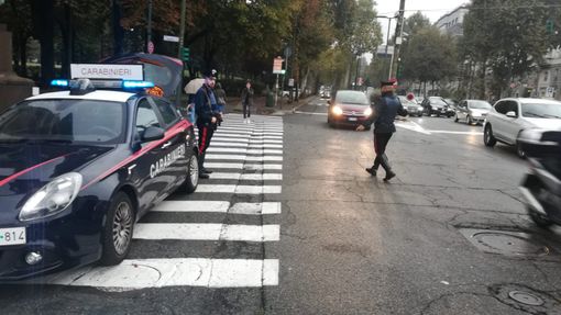Pusher utilizza 10 telefoni cellulari per gestire il traffico di droga: arrestato dai carabinieri