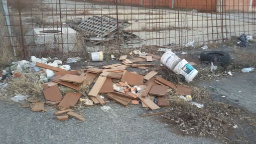 Immondizia, materassi e rifiuti ai bordi delle strade, a Leinì esempi di inciviltà (FOTO)