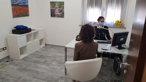 Donna in una stanza protetta dei carabinieri Donna in una stanza protetta dei carabinieri