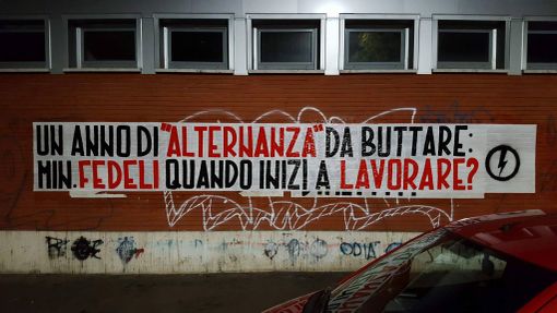 Ancora uno striscione di Blocco Studentesco contro il ministro Fedeli: stavolta nel mirino l'alternanza scuola-lavoro