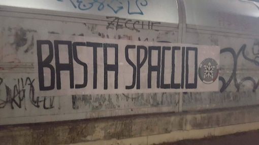 A San Salvario uno striscione contro lo spaccio
