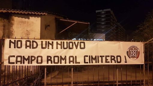 Striscione di CasaPound contro l'accampamento rom in strada del Portone