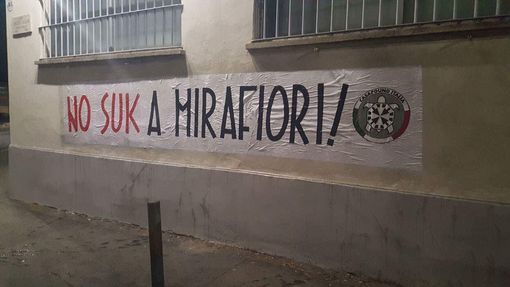CasaPound contro “Barattolo”: compare lo striscione “No Suk a Mirafiori” in via Vigliani CasaPound contro “Barattolo”: compare lo striscione “No Suk a Mirafiori” in via Vigliani