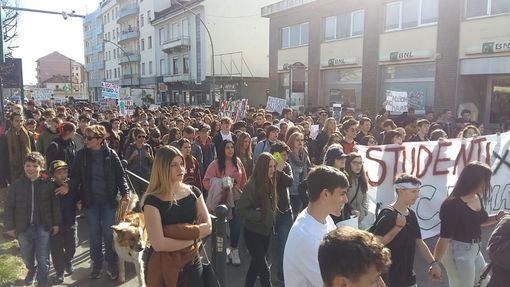 Centinaia di pinerolesi si schierano con Greta [FOTO E VIDEO]
