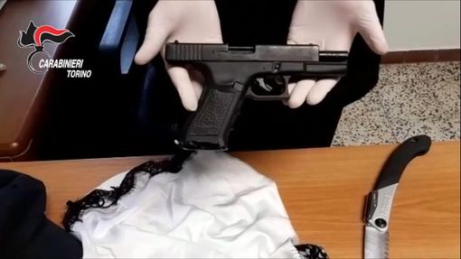 Moncalieri, stupratore di prostitute arrestato dai carabinieri: le minacciava con una pistola o un coltello [VIDEO]