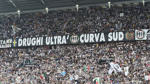 Emessi dal questore 7 Daspo per i manifesti offensivi affissi nella notte di martedì dai sostenitori della Juventus Emessi dal questore 7 Daspo per i manifesti offensivi affissi nella notte di martedì dai sostenitori della Juventus