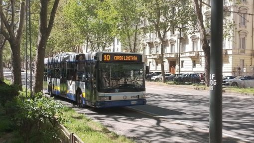 Sale sul bus con una bottiglia di vetro rotta e minaccia i passeggeri: arrestato Sale sul bus con una bottiglia di vetro rotta e minaccia i passeggeri: arrestato