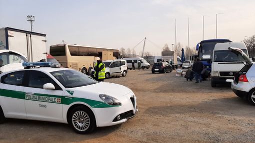 Trasporti, controlli dei vigili in corso Ferrara: scoperti abusi sul trasporto di persone e cose