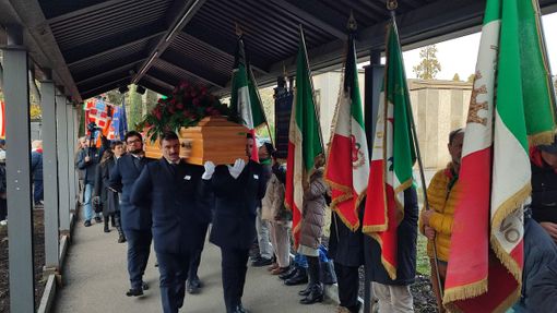 Folla e bandiere a Torino per i funerali di Bruno Segre