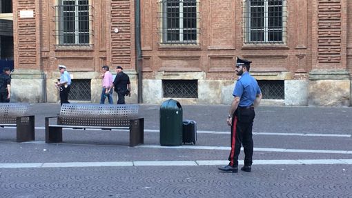 Valigia abbandonata in piazza Carignano davanti al teatro, accertamenti in corso