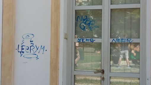 Vandali in azione alla Tesoriera con scritte su muri e finestre