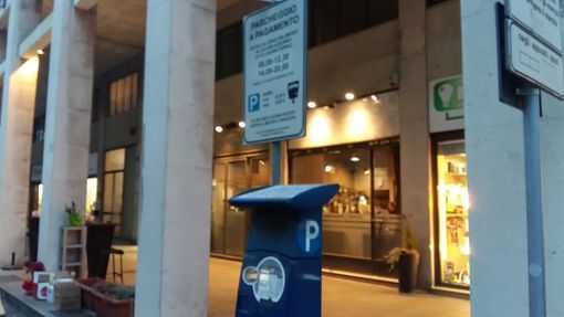 Pinerolo, "rivoluzione" nelle strisce blu da lunedì: si paga un'ora in meno e anche tramite cellulare