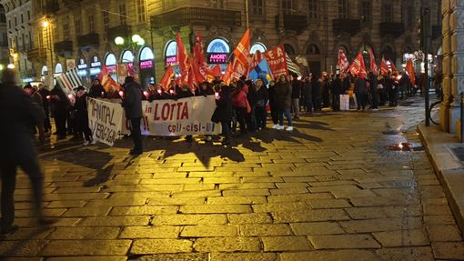 Fiaccole per illuminare il futuro dell'occupazione di Torino: "Uno scatto d'orgoglio, una bella risposta della città" Fiaccole per illuminare il futuro dell'occupazione di Torino: "Uno scatto d'orgoglio, una bella risposta della città"