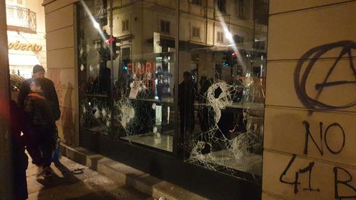 La vetrina di un negozio infranta durante durante il corteo pro Alfredo Cospito La vetrina di un negozio infranta durante durante il corteo pro Alfredo Cospito