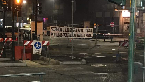 Nuovo striscione sulla ciclabile di via Nizza: “Sganga e Lo Russo non litigate, per una poltrona farete pace”