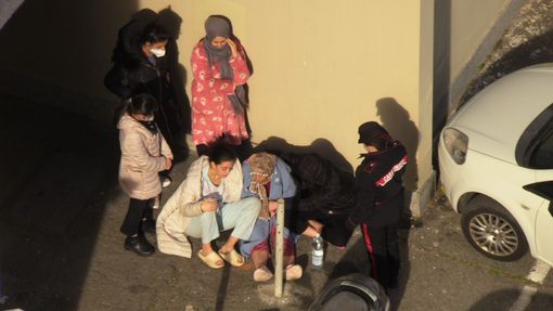 persone a terra disperate persone a terra disperate