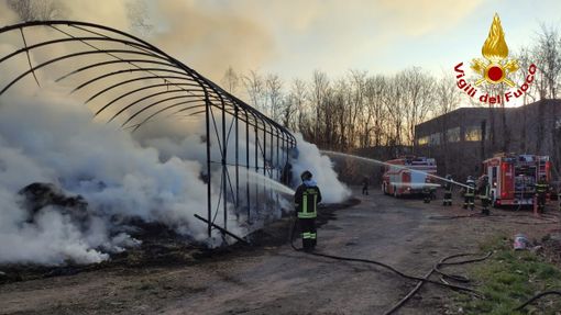 Incendio in un fienile a Rosta, numerose squadre dei Vigili del Fuoco in azione. Spento un rogo a Trana (VIDEO)