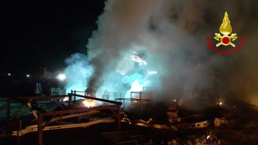 L'incendio scoppiato nella notte