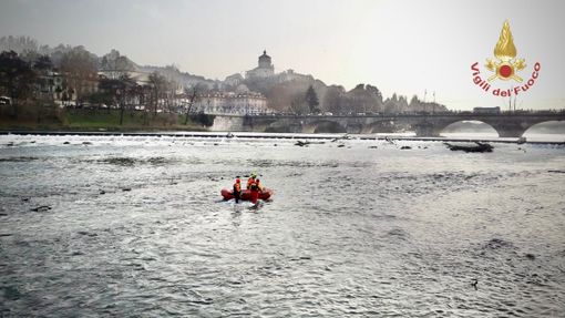 Ricerche dei vigili del fuoco nel Po Ricerche dei vigili del fuoco nel Po