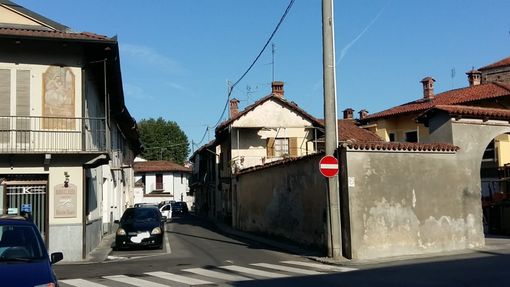 Vigone: prende contromano una strada e urta una macchina dei vigili
