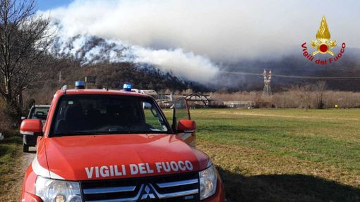 Incendio nella notte nei boschi della Val Sangone [VIDEO]