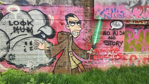 Zerocalcare sbarca a Torino anche in versione “Star Wars” con spada laser: l'omaggio street art al Parco Dora Zerocalcare sbarca a Torino anche in versione “Star Wars” con spada laser: l'omaggio street art al Parco Dora
