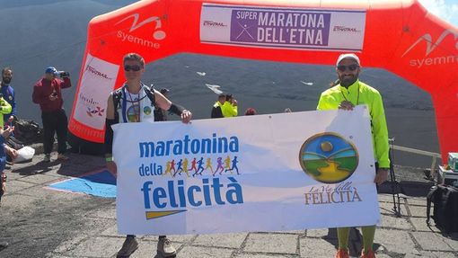 Simone Leo e Giuseppe Cicogna sull'Etna per pubblicizzare la Maratonina della Felicità