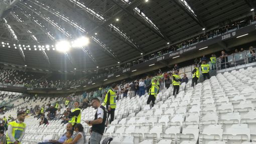 Juventus-Verona, il pre partita fila liscio in un clima surreale: nessuno striscione in curva Juventus-Verona, il pre partita fila liscio in un clima surreale: nessuno striscione in curva