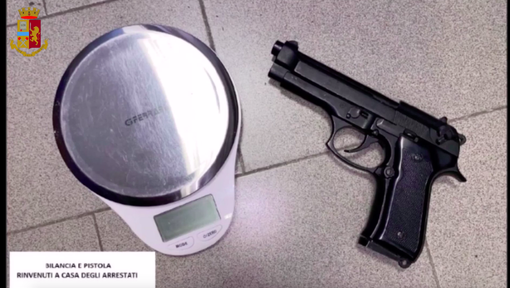 La pistola giocattolo ritrovata a casa del pusher