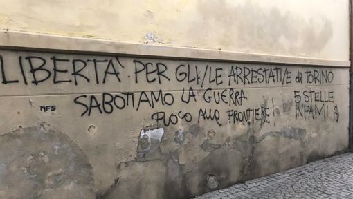 Torre Pellice, muri imbrattati da scritte anarchiche contro il M5S Torre Pellice, muri imbrattati da scritte anarchiche contro il M5S