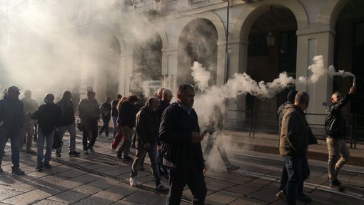 Taxisti in corteo bloccano via Po: &quot;Siamo contro il Far West degli Ncc&quot;