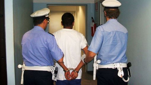 Minaccia un anziano colpendo l'auto con una ruota di bicicletta: arrestato Minaccia un anziano colpendo l'auto con una ruota di bicicletta: arrestato