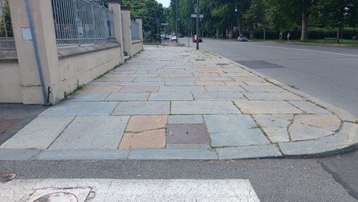 Parcheggio selvaggio davanti alla Chiesa di Sant'Agnese, la Circoscrizione 8 chiede l'intervento del Comune Parcheggio selvaggio davanti alla Chiesa di Sant'Agnese, la Circoscrizione 8 chiede l'intervento del Comune