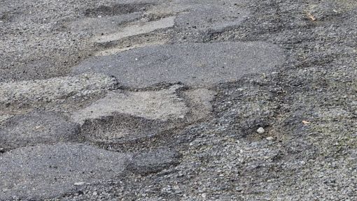 Le strade di corso Mortara si trasformano in groviere