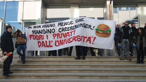 Appello pubblico degli studenti contro le privatizzazioni: "Vogliamo un incontro con il rettore. Decisioni vanno condivise" (VIDEO) Appello pubblico degli studenti contro le privatizzazioni: "Vogliamo un incontro con il rettore. Decisioni vanno condivise" (VIDEO)