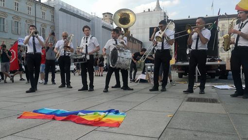 &quot;La guerra la pagano i poveri&quot;: folla multicolore in piazza Castello per lo stop al conflitto sulle note della Bandakadabra [VIDEO]